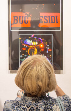 Izlozba KG rock momenti Dom omladine kragujevac 12 "Zapakovani" trenuci i emocije na rok fotografijama Ivana Stojanovića: Izložba u Domu omladine Kragujevac 12