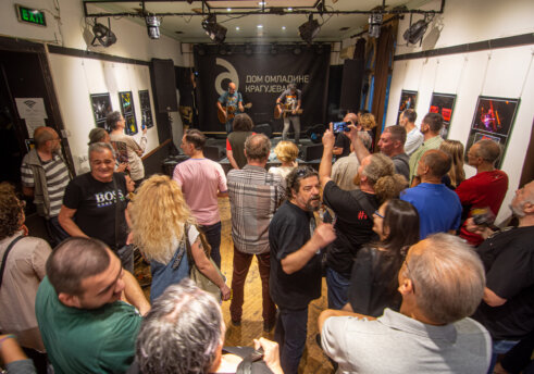 Izlozba KG rock momenti Dom omladine kragujevac 19 "Zapakovani" trenuci i emocije na rok fotografijama Ivana Stojanovića: Izložba u Domu omladine Kragujevac 18