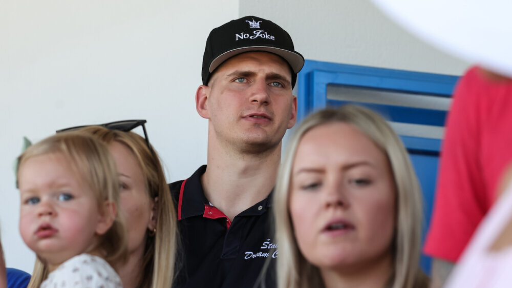 (VIDEO, FOTO) Jokiću se konačno ostvarila želja: Najbolji košarkaš sveta prisustvovao trkama konja u Somboru, ali je Gradski hipodrom napustio razočaran 2 (VIDEO, FOTO) Jokiću se konačno ostvarila želja: Najbolji košarkaš sveta prisustvovao trkama konja u Somboru, ali je Gradski hipodrom napustio razočaran 2