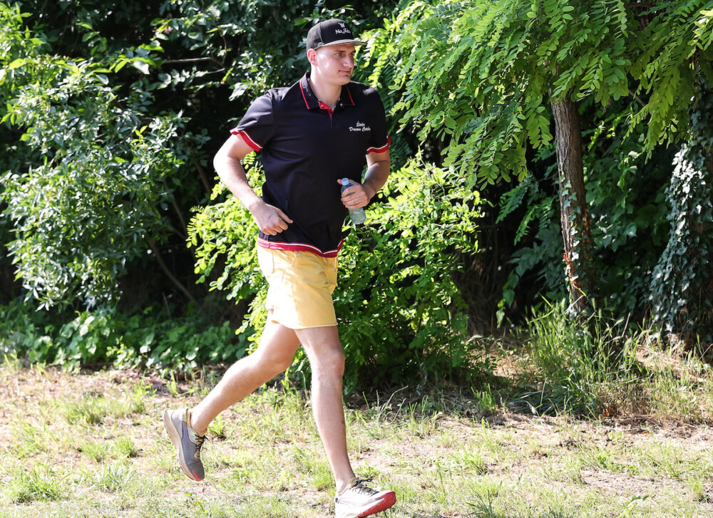 (VIDEO, FOTO) Jokiću se konačno ostvarila želja: Najbolji košarkaš sveta prisustvovao trkama konja u Somboru, ali je Gradski hipodrom napustio razočaran 3 (VIDEO, FOTO) Jokiću se konačno ostvarila želja: Najbolji košarkaš sveta prisustvovao trkama konja u Somboru, ali je Gradski hipodrom napustio razočaran 3