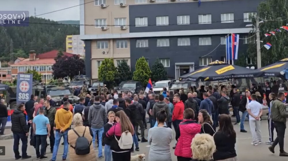Napeto u Leposaviću: Srbi traže od Kfora da ne puštaju albanske predstavnike da uđu u zgradu opštine 1