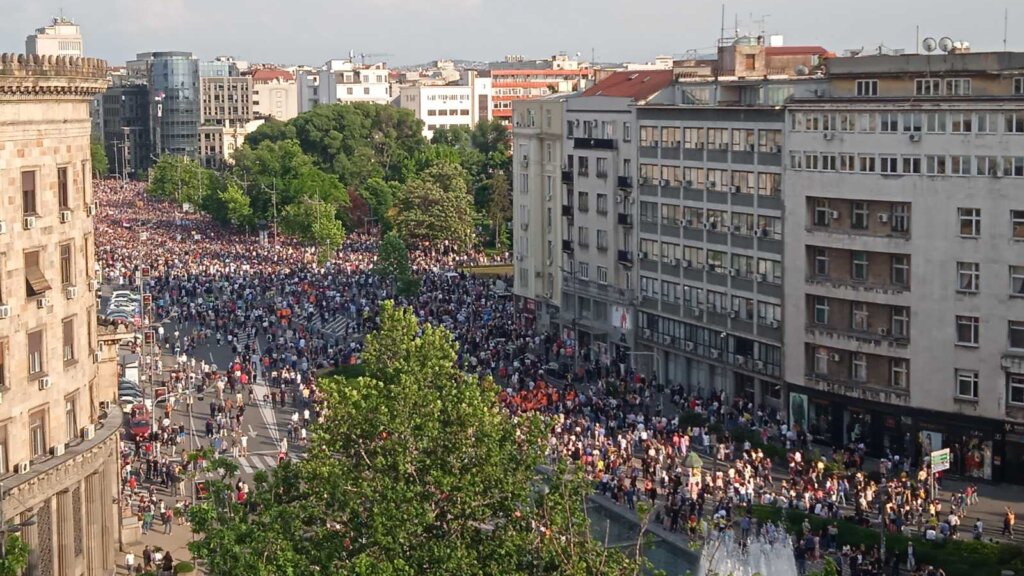 Dokle će nasilnici iz Narodnih patrola neometano da tuku učesnike protesta Srbija protiv nasilja? 2