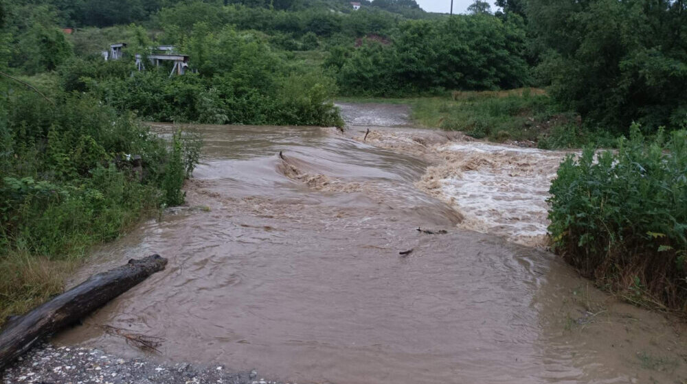REPORTAŽA Posle svake kiše reka Jasenica ih odseče od sveta: Meštani Gornje Šatornje već četvrt veka nemaju pravi most (FOTO) 1