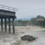 Srušio se most u Mrčajevcima zbog poplava (VIDEO) 15