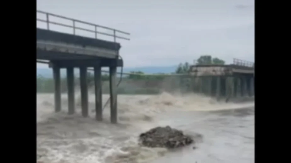 Srušio se most u Mrčajevcima zbog poplava (VIDEO) 1