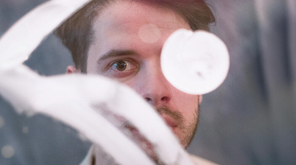 Letnja melanholija u novoj pesmi i spotu Nika Nikolića „Plava refleksija“ 1