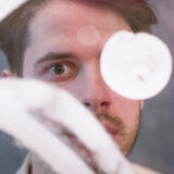 Letnja melanholija u novoj pesmi i spotu Nika Nikolića „Plava refleksija“ 1