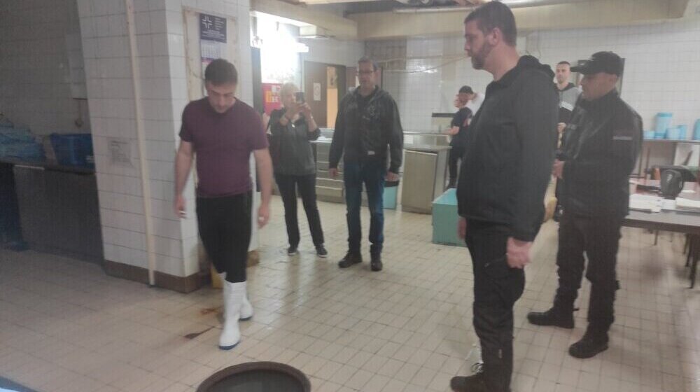 Poplavljen Hiruški blok Kliničkog centra u Kragujevcu, zbrinjavaju se samo urgentna stanja (FOTO, VIDEO) 1