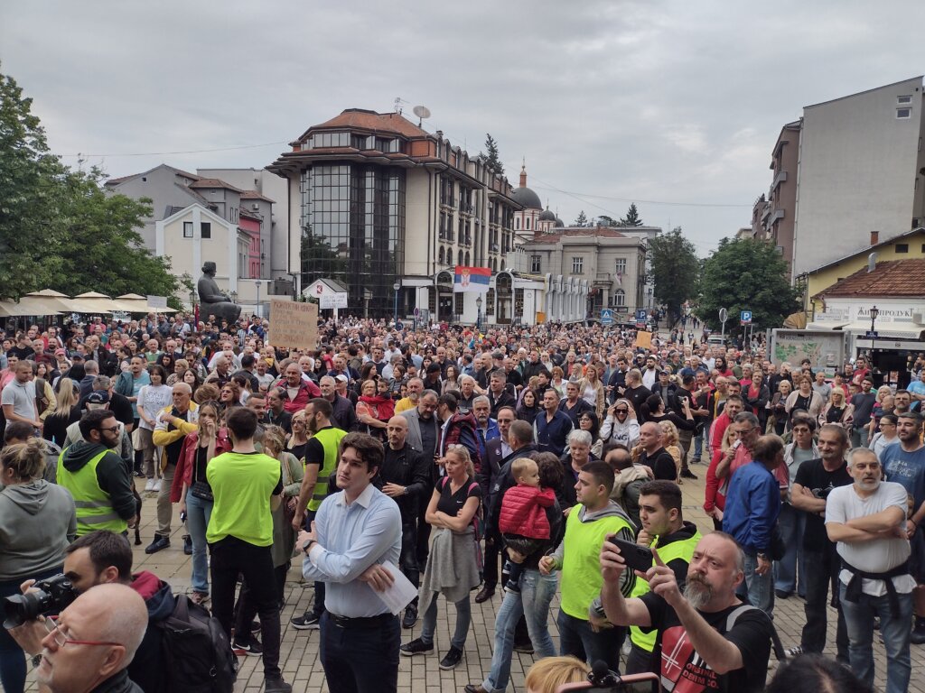 Duže ili kraće šetnje, blokade, radikalizacija, broj govornika: Kragujevčani o tome kako bi trebalo da izgleda protest „Srbija protiv nasilja” (FOTO) 2 Duže ili kraće šetnje, blokade, radikalizacija, broj govornika: Kragujevčani o tome kako bi trebalo da izgleda protest „Srbija protiv nasilja” (FOTO) 2