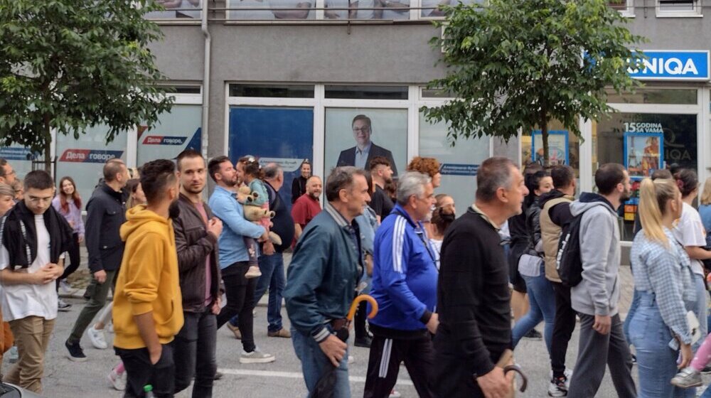 Vučićev nasmejani lik kao da pozdravlja demonstrante: Kako je izgledao skup „Srbija protiv nasilja” u Kragujevcu? (FOTO) 1