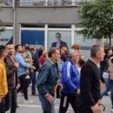Vučićev nasmejani lik kao da pozdravlja demonstrante: Kako je izgledao skup „Srbija protiv nasilja” u Kragujevcu? (FOTO) 11