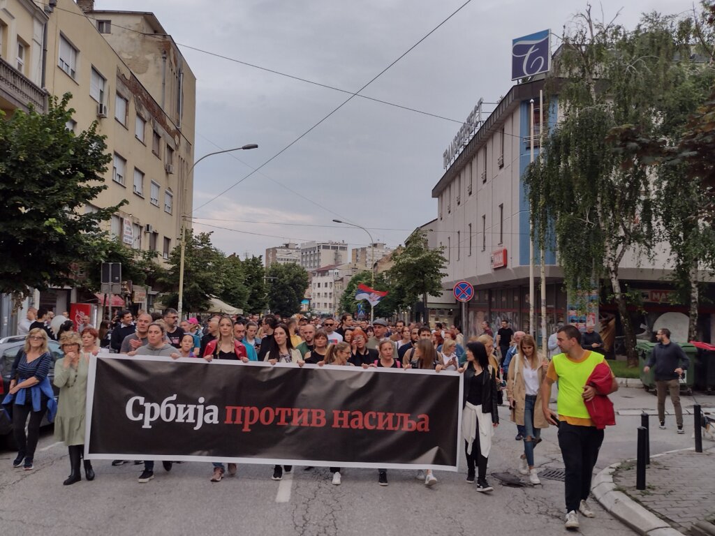 Vučićev nasmejani lik kao da pozdravlja demonstrante: Kako je izgledao skup „Srbija protiv nasilja” u Kragujevcu? (FOTO) 2