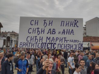 Vučićev nasmejani lik kao da pozdravlja demonstrante: Kako je izgledao skup „Srbija protiv nasilja” u Kragujevcu? (FOTO) 4