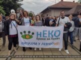 Vučićev nasmejani lik kao da pozdravlja demonstrante: Kako je izgledao skup „Srbija protiv nasilja” u Kragujevcu? (FOTO) 6
