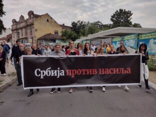 Protest Srbija protiv nasilja Kragujevac III put 11 Vučićev nasmejani lik kao da pozdravlja demonstrante: Kako je izgledao skup „Srbija protiv nasilja” u Kragujevcu? (FOTO) 11