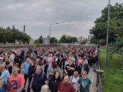 Protest Srbija protiv nasilja Kragujevac III put 12 Vučićev nasmejani lik kao da pozdravlja demonstrante: Kako je izgledao skup „Srbija protiv nasilja” u Kragujevcu? (FOTO) 12