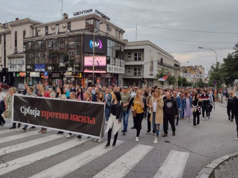 Vučićev nasmejani lik kao da pozdravlja demonstrante: Kako je izgledao skup „Srbija protiv nasilja” u Kragujevcu? (FOTO) 14