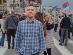 Vučićev nasmejani lik kao da pozdravlja demonstrante: Kako je izgledao skup „Srbija protiv nasilja” u Kragujevcu? (FOTO) 16