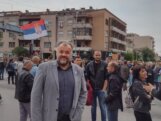 Vučićev nasmejani lik kao da pozdravlja demonstrante: Kako je izgledao skup „Srbija protiv nasilja” u Kragujevcu? (FOTO) 18