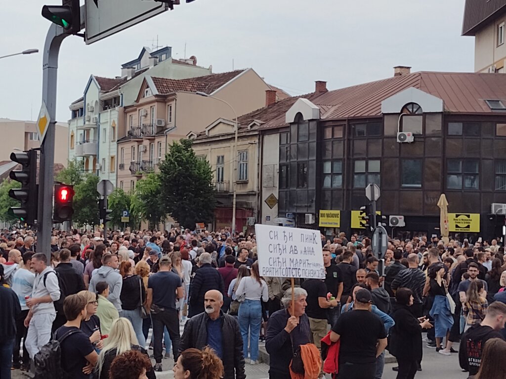 Vučićev nasmejani lik kao da pozdravlja demonstrante: Kako je izgledao skup „Srbija protiv nasilja” u Kragujevcu? (FOTO) 22