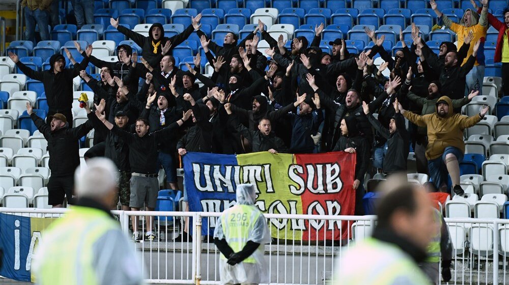 Rumunski navijači skandirali „Kosovo je Srbija“ u Prištini, policija ih napala i izbacila sa stadiona 1