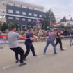 Kako je izgledala vuča konopca između Srba i vojnika KFOR-a u Leposaviću: Reagovala i američka ambasada (VIDEO) 17