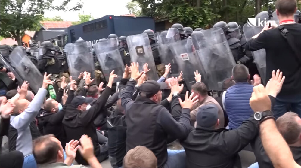 "Vučić snosi odgovornost za napade na vojnike KFOR-a na severu Kosova": Nemački parlamentarac u Prištini 1