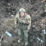 Objavljen dramatičan snimak predaje ruskog vojnika kod Bahmuta (VIDEO) 2