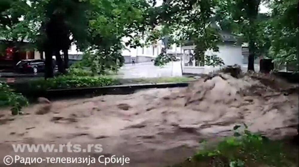 Novo nevreme u Srbiji, nabujala Vrnjačka reka: Poplavljena škola u Vrnjačkoj banji 1