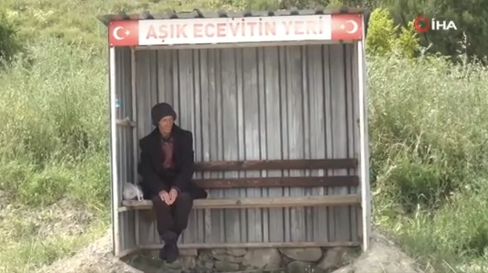 Muškarac već 24 godine svaki dan čeka izgubljenu ljubav na autobuskoj stanici 1