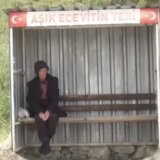 Muškarac već 24 godine svaki dan čeka izgubljenu ljubav na autobuskoj stanici 5