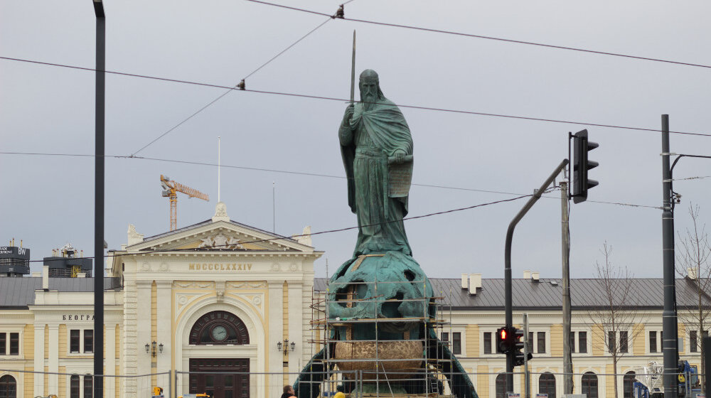 Vlastodršci samo sebi podižu spomenike: Monumentomanija, hiper produkcija spomen-obeležja kao manipulacija istorije 1
