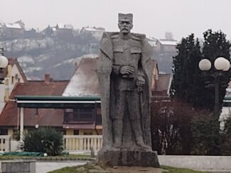 Vlastodršci samo sebi podižu spomenike: Monumentomanija, hiper produkcija spomen-obeležja kao manipulacija istorije 3