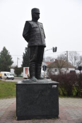 Vlastodršci samo sebi podižu spomenike: Monumentomanija, hiper produkcija spomen-obeležja kao manipulacija istorije 4