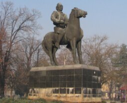 Vlastodršci samo sebi podižu spomenike: Monumentomanija, hiper produkcija spomen-obeležja kao manipulacija istorije 6