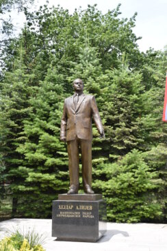 Vlastodršci samo sebi podižu spomenike: Monumentomanija, hiper produkcija spomen-obeležja kao manipulacija istorije 10