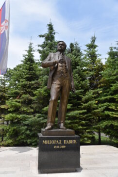 Vlastodršci samo sebi podižu spomenike: Monumentomanija, hiper produkcija spomen-obeležja kao manipulacija istorije 11