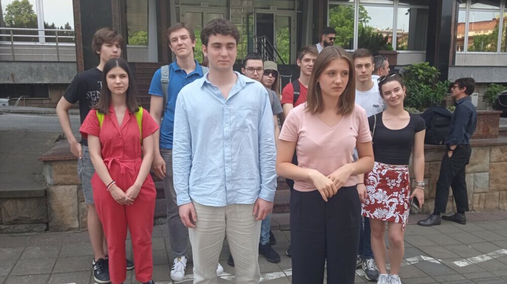 Srednjoškolci uputili kritike Ministarstvu prosvete zbog naprasnog završetka školske godine 1