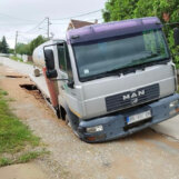 U jednoj ulici u Mladenovcu kamion i automobil propali u rupu, Opština ne reaguje (FOTO) 4