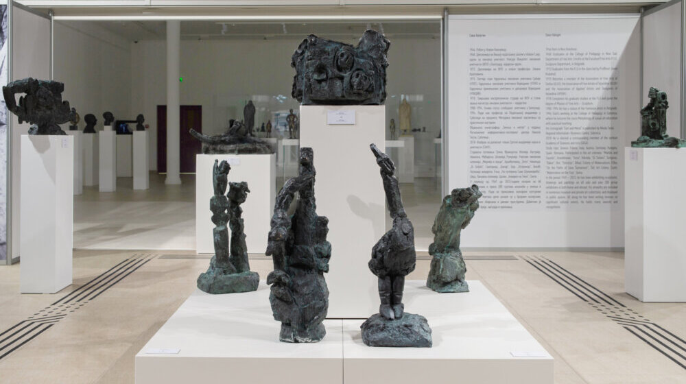 Izložba „Nevidljivi šaptači” vajara i akademika Save Halugina u Galeriji Koke Jankovića u Kragujevcu 1