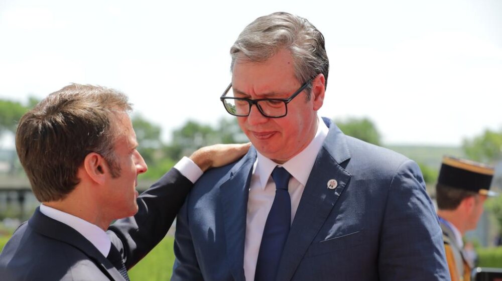 Kupuje li Vučić Makronovu podršku i šta će mu francuski predsednik reći uz vino iz podruma Jelisejske palate? 1