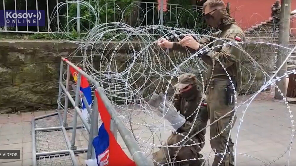 Kfor u Leposaviću uklonio bodljikavu žicu 1