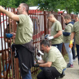 Lovci iz Kuzmina ofarbali ogradu i uredili rastinje oko mitrovačke bolnice 4