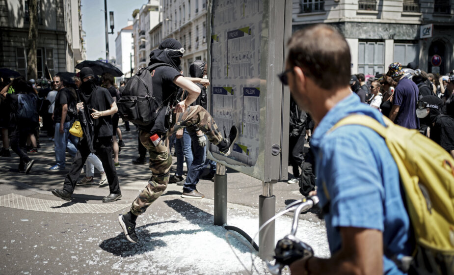 Na protestu protiv penzione reforme u Parizu 31.000 ljudi, uhapšeno 17 osoba 1