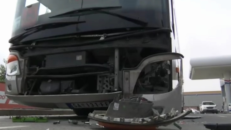 Uhapšen vozač automobila koji se sudario sa autobusom u Šapcu, poznato stanje povređene dece i vodiča 1