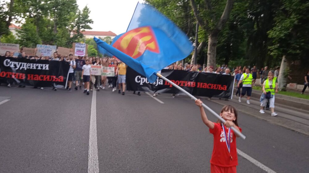 I deca na protestima: Zašto je svet obišla slika devojčice koja s zastavom Supermena predvodi protest u Beogradu? 1