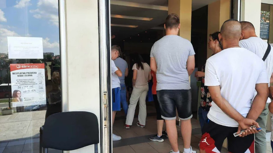 "Jedan šalter za sve, a sistem pada": Na besplatne kartice za bazene Beograđani čekaju i po tri sata (FOTO) 1