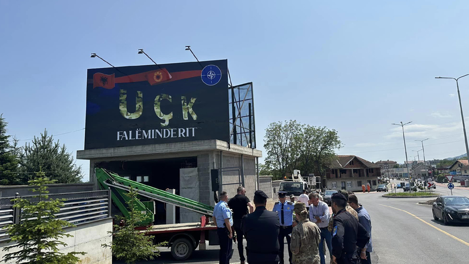 Policija i Kfor uklanjaju bilborde sa logom OVK i NATO-a u Dečanima 1