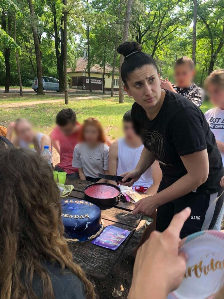 Direktorka subotičke Srednje medicinske škole: Majice maturanata pogrešno protumačene, fotografija razredne s nožem u ruci nastala na proslavi rođendana 2 Direktorka subotičke Srednje medicinske škole: Majice maturanata pogrešno protumačene, fotografija razredne s nožem u ruci nastala na proslavi rođendana 2