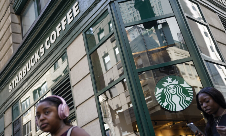 Štrajk u više od 150 Starbaks radnji u SAD zbog sukoba oko LGBTQ+ dekora 1